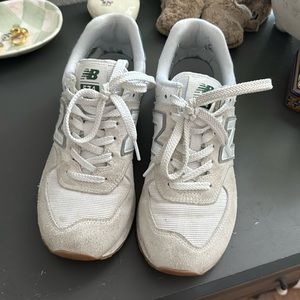 NEW BALANCE 574 VINTAGE SNEAKER - SIZE 8.5 W